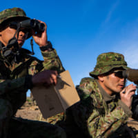 火力支援要請のため偵察する陸上自衛隊員（Image：USMC）