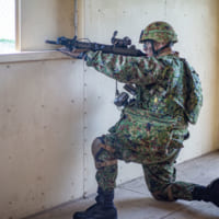壁に身を隠しながらの射撃（Image：USMC）