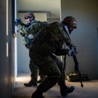 室内で移動する水陸機動団員（Image：USMC）