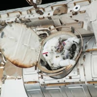 国際宇宙ステーションのエアロックから宇宙空間に出るクリス・キャシディ宇宙飛行士（Image：NASA）