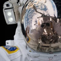 船外活動中に自撮りするNASAのジェフ・ウィリアムズ宇宙飛行士（Image：NASA）