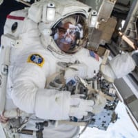 船外活動中に笑顔を見せるリック・マストラッキオ宇宙飛行士（Image：NASA）