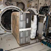 「きぼう」のエアロックに設置されるNRCSD（Image：NASA）