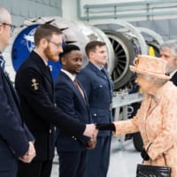 イギリス海軍の訓練生と握手するエリザベス女王（Image：Crown Copyright 2020）