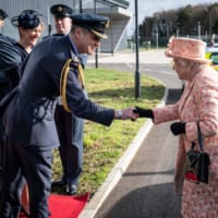 エリザベス女王を迎えたマーラム空軍基地司令官のベック大佐（Image：Crown Copyright 2020）