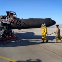 高高度与圧服を着てU-2の乗り込むパイロット（Image：USAF）