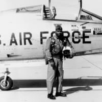F-104とローレンス大尉（Image：USAF）