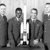 ローレンス（左から2番目）と空軍のMOL宇宙飛行士3期生（Image：USAF）