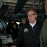 試験の様子を見守るモドリー海軍長官（Image：U.S.Navy）