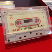 ケースに入った日本初のカセットテープC-60（画像提供：マクセル株式会社）