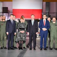 ポーランド空軍のパイロットに囲まれる閣僚（Image：ポーランド国防省）