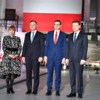 F-35契約式典でのポーランド 閣僚とロッキード・マーティンの代表（Image：ポーランド国防省）