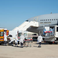 医療体制に余力のある南部の病院に移送される新型コロナウイルス肺炎患者（Image：フランス空軍）