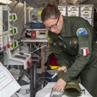 患者受け入れの準備を進める兵士（Image：フランス空軍）