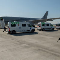 患者を乗せた救急車が到着（Image：フランス空軍）