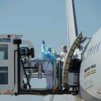 機内に運び込まれる新型コロナウイルス肺炎患者（Image：フランス空軍）