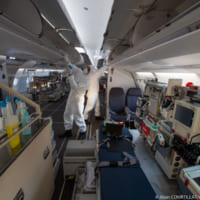 患者移送後の機内消毒作業（Image：フランス空軍）