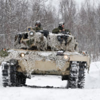 雪の中を走行するノルウェー陸軍のレオパルト2（Image：ノルウェー国防省）