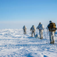雪氷原を進む海兵隊員（Image：U.S.Navy）
