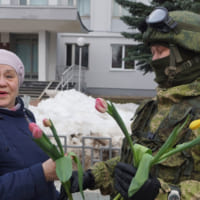 国際女性デーに街頭で花をもらって喜ぶ女性（Image：ロシア国防省）