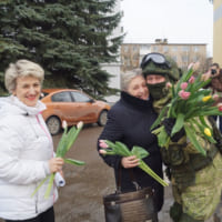 ロシアの契約軍人から「国際女性デー」の花をもらって笑顔の女性たち（Image：ロシア国防省）
