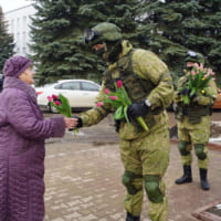 お年寄りに花をプレゼント（Image：ロシア国防省）