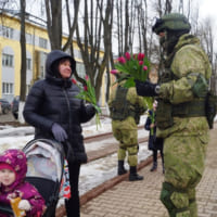 花を受け取る子供連れの女性（Image：ロシア国防省）