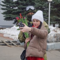 兵士と自撮りする若い女性（Image：ロシア国防省）
