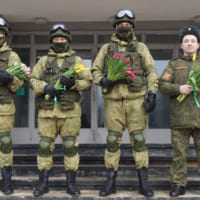 花を配る軍人たちは戦闘服姿（Image：ロシア国防省）