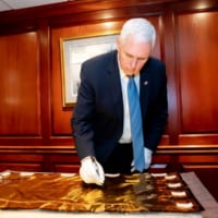 サーマルブランケットにサインするペンス副大統領（Image：Lockheed Martin）