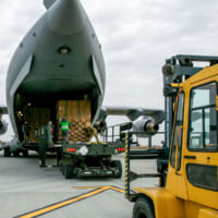 C-17からの荷下ろし作業（Image：NATO）