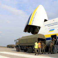An-124からの荷下ろし作業（Image：スロバキア国防省）