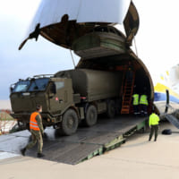 An-124から荷物を積み替えるスロバキア軍のトラック（Image：スロバキア国防省）