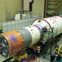 ソユーズロケットの組み立て風景（Image：Roscosmos）