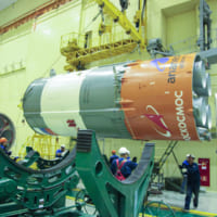 ソユーズロケットの組み立て（Image：Roscosmos）