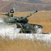 戦車バイアスロンのコースを走行するT-72B3（Image：ロシア国防省）