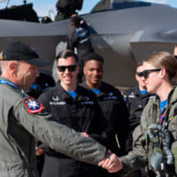 ホルムズ大将から祝福を受けるウルフ少佐（Image：USAF）