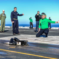 別の乗組員によるブーツシュート（Image：U.S.Navy）