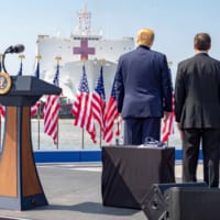 コンフォートを見送るトランプ大統領とエスパー国防長官（Image：U.S.Navy）