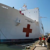 ノーフォークを出発する病院船コンフォート（Image：U.S.Navy）