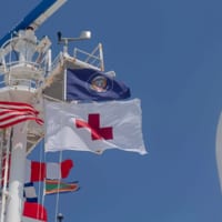 コンフォートに掲げられた赤十字旗（Image：U.S.Navy）