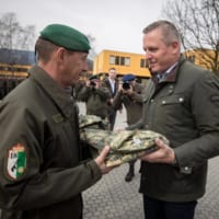 新しい迷彩戦闘服を国防相から受け取るタッチュル大佐（Foto：Bundesheer）