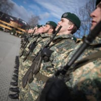 新しい迷彩戦闘服姿で整列するオーストリア陸軍の兵士（Foto：Bundesheer）