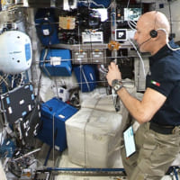 サイモン2（CIMON-2）とイタリアのルカ・パルミターノ宇宙飛行士（Image：NASA／ESA／DLA）