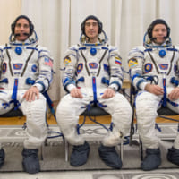 左からソユーズ着席順にアメリカのキャシディ宇宙飛行士、ロシアのイヴァニシン宇宙飛行士、ロシアのワグナー宇宙飛行士（Image：NASA）