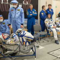 ソユーズのシートでソコルのフィットチェックを行うキャシディ宇宙飛行士（Image：NASA）