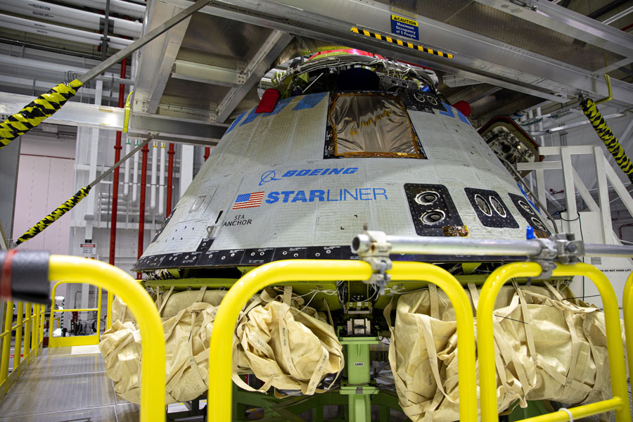 ケネディ宇宙センターで試験後のデータ解析に供されるボーイングCST-100スターライナー（Image：NASA）