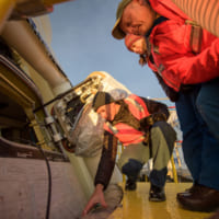 着陸したCST-100スターライナーをチェックする関係者（Image：NASA）