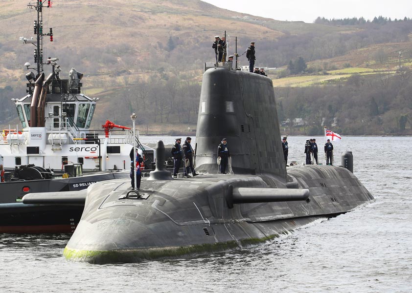 イギリス新鋭潜水艦オーディシャス　メーカーから受領し母港へ到着