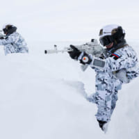 空挺兵の腕にはコンパスとGLONASS受信機が（Image：ロシア国防省）